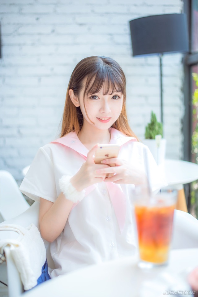 “若但以军略而论，士元胜我多矣。”诸葛亮苦笑着摇头道。